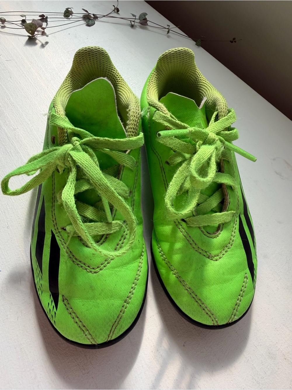Kids Adidas Neon Green Lace-Up Athletic Cleats, size 10.5C